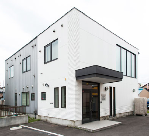 外壁が白い建物です